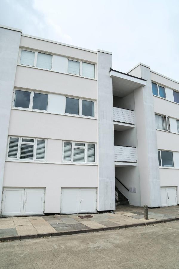 צ'יצ'סטר Tides - Beach Front Apartment In Bracklesham Bay מראה חיצוני תמונה