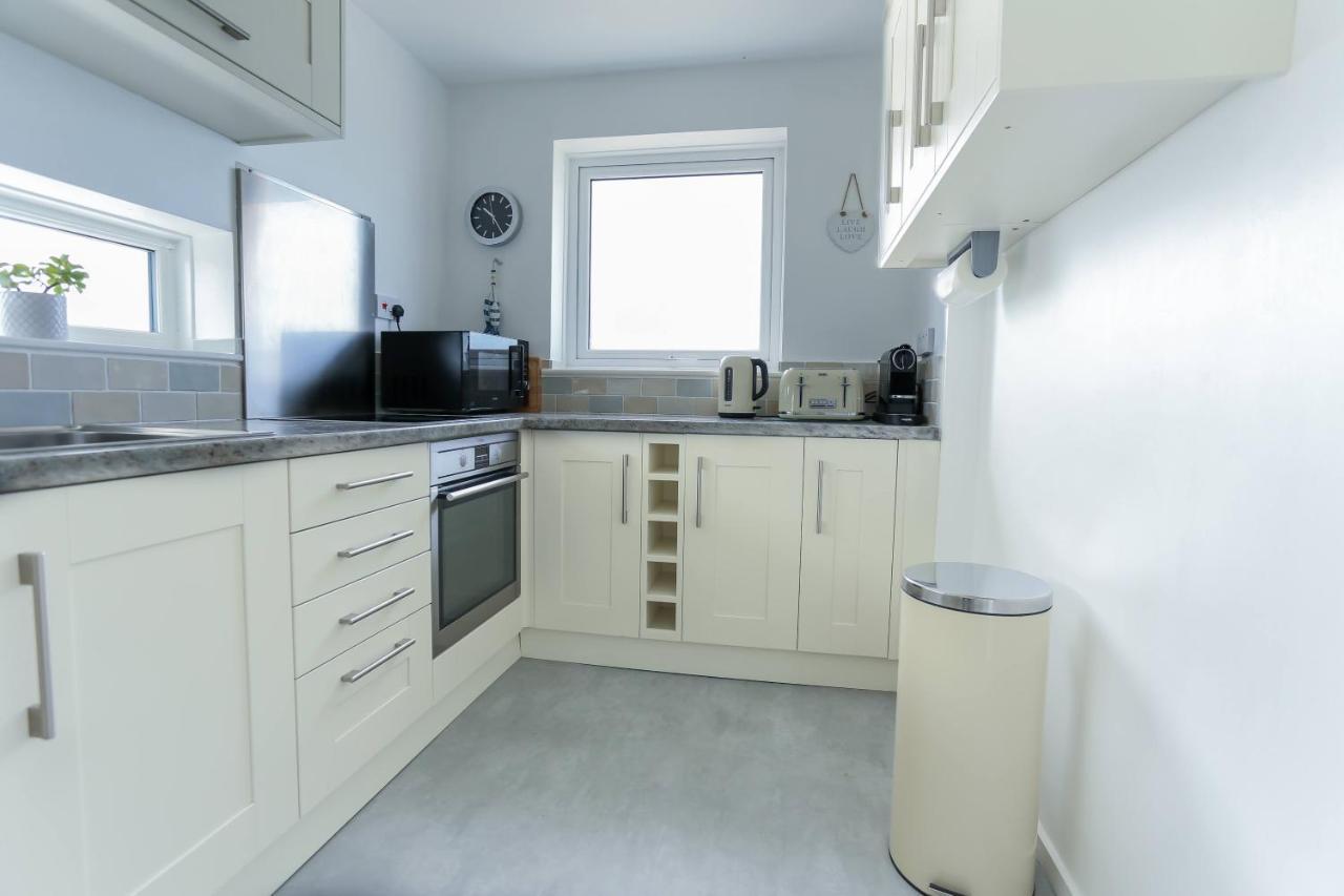 צ'יצ'סטר Tides - Beach Front Apartment In Bracklesham Bay מראה חיצוני תמונה